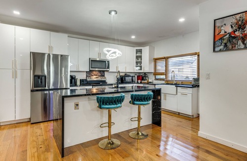 Baldwin Cottage | 8 Mi to Jones Beach State Park! Cozy Home w/Porch