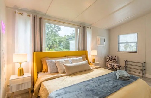 DeLand House | 8mi to blue springs + Firepit + perfect for 2!