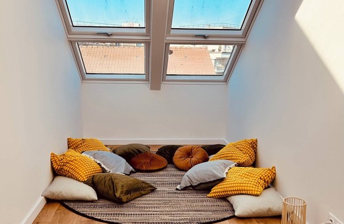 Antony Villa | 9-Bed Villa: WiFi, AC, Cathedral Lounge, Terrace, Garden, Parking & Near Pool/Pk