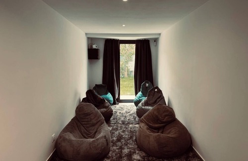 Antony Villa | 9-Bed Villa: WiFi, AC, Cathedral Lounge, Terrace, Garden, Parking & Near Pool/Pk