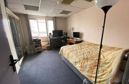 Aubervilliers House | A 15 Minutes de Paris Centre. Grand Bâtiment, Capacité de 40 Personnes
