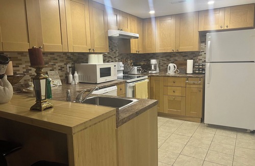 Etobicoke Apartment | A beautiful 3 bdrm apt, located 10' from Pearson Airoport