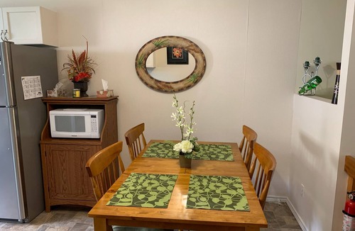 Burk's Falls Cottage | A cheerful and cozy waterfront grand mom's cottage