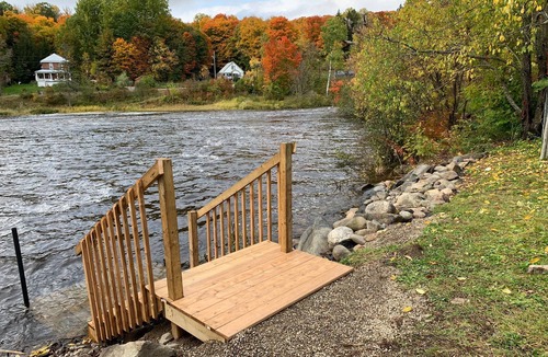 Burk's Falls Cottage | A cheerful and cozy waterfront grand mom's cottage