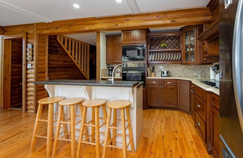Kimberley Cottage | A Cozy Country Retreat * Indoor Hot Tub * Ski * Wi-Fi