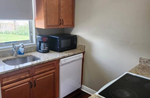 Lakeland House | A Cozy Home Minutes to I-4 Expressway to Tampa and Orlando. Welcom Longterm book