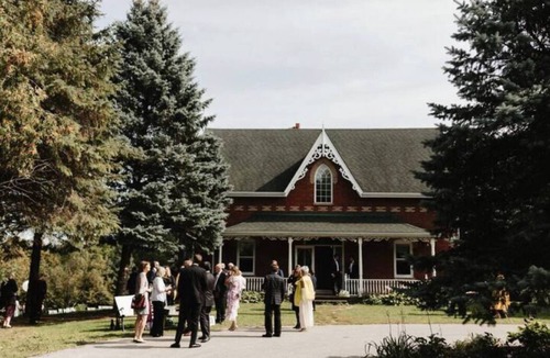 York Regional Municipality House | A Gorgeous Victorian Country Style Farm Stay!