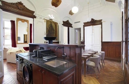 Les Halles Apartment | A PARISIAN CHARM JUST STEPS FROM THE ICONIC LOUVRE MUSEUM AT RUE DE L'ORATOIRE
