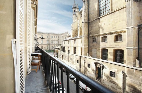 Les Halles Apartment | A PARISIAN CHARM JUST STEPS FROM THE ICONIC LOUVRE MUSEUM AT RUE DE L'ORATOIRE