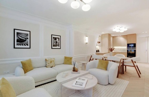 Quartier du Faubourg-Montmartre Apartment | A PERFECT BLEND OF LUXURY AND COMFORT JUST STEPS FROM THE ICONIC OPÉRA GARNIER