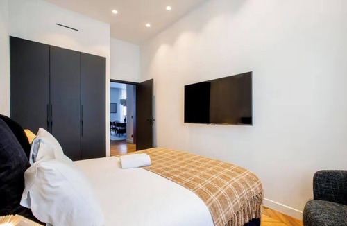 8th Arrondissement Apartment | A PERFECT COMBINATION OF PARISIAN CHARM & MODERN COMFORT – CHAMPS ELYSEES