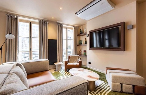 Paris City Center Apartment | A Realm of Luxury-Beautifully tucked between Louvre ,Ile de la Cité &Pont Neuf