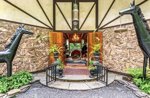 Denver Villa | A romantic escape. Hot Tub mountain views. Minutes from skiing. Pet Friendly.