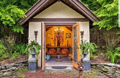 Denver Villa | A romantic escape. Hot Tub mountain views. Minutes from skiing. Pet Friendly.