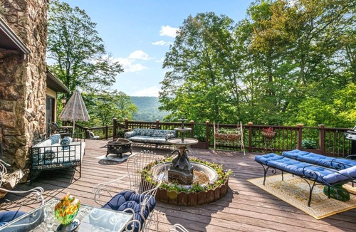 Denver Villa | A romantic escape. Hot Tub mountain views. Minutes from skiing. Pet Friendly.