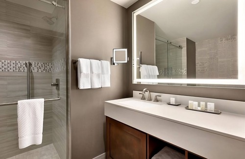 Berkeley Heights Hotel | A Slice of Luxury in Berkeley Heights! Free Breakfast, Indoor Pool, Pets Allowed