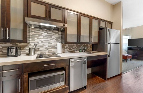 Warrendale Apartment | Accessible Queen Studio w/Kitchen | Hot Breakfast
