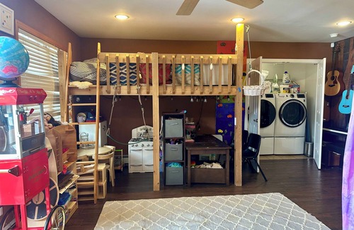 Long Beach House | Adorable 2-bedroom house with AC in one block from the beach