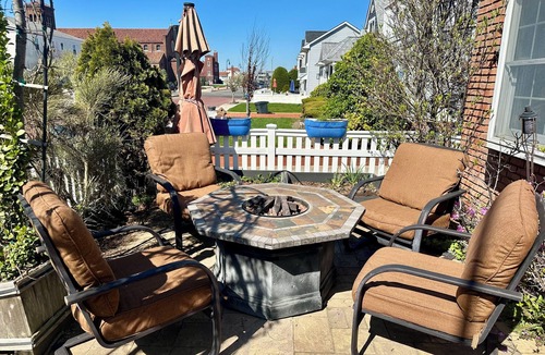 Long Beach House | Adorable 2-bedroom house with AC in one block from the beach