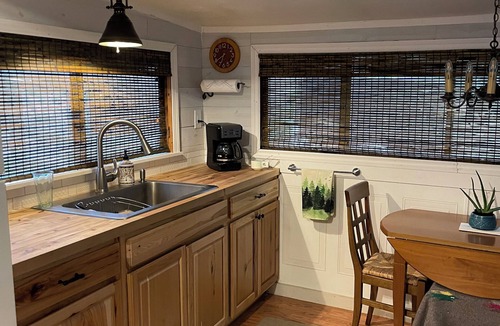 Newman Lake Cabin | Adorable Newman Lake Tiny cabin & Bunkhouse steps to beach, WiFi, AC, Fireplace