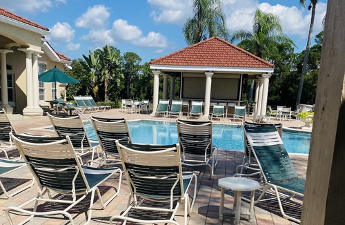 Sunset Lakes House | Affordable & Cozy 7 bd 5 ba Entertainment Haven! Mins from Disney and Dining!