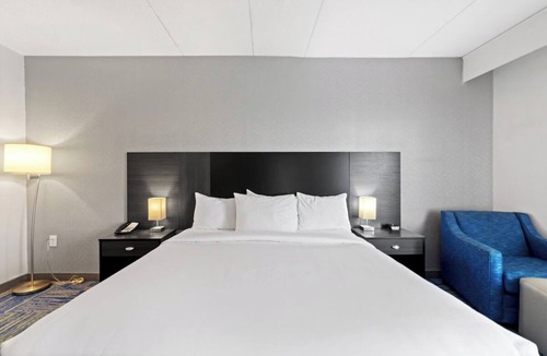 East Texas Hotel | Affordable Luxury Room with Modern Touches Near Fun Activities - Free Breakfast!