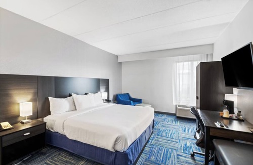 East Texas Hotel | Affordable Luxury Room with Modern Touches Near Fun Activities - Free Breakfast!