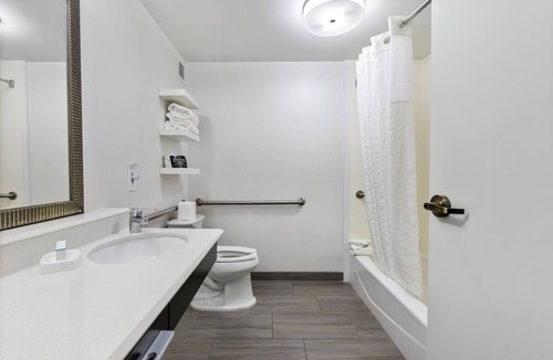 East Texas Hotel | Affordable Luxury Room with Modern Touches Near Fun Activities - Free Breakfast!