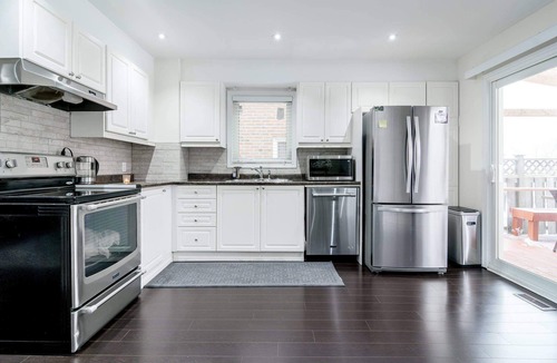 Brampton West House | Affordable Quiet 3 Bdrms + 2.5 bath Home in Toronto Area