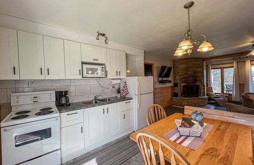 Magnetawan Cottage | Ahmic Lake Resort's 2-Bedroom Cottage with Hot Tub (Gray Wolf Cottage)