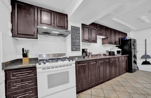Brampton Apartment | Airport-2-bdrm apartment-3bed-3TV AC, fitness equip, WiFi