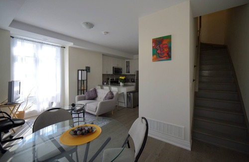 Lawrence Heights House | Airy Modern Townhouse in Toronton