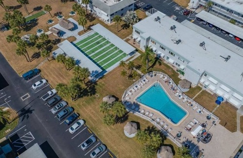 Pine Bay Condo | All New Luxurious Hip StudioSuite! Resort Pool,Grill,5m2Beaches+Dtwn! Wk/MoSave!
