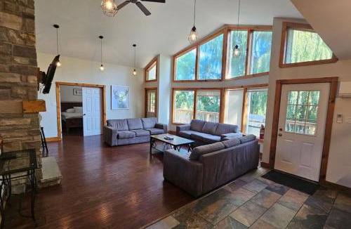 The Blue Mountains Ski Chalet | All-Season 8BR Vacation Chalet