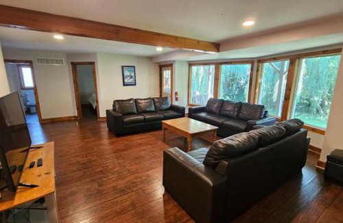 The Blue Mountains Ski Chalet | All-Season 8BR Vacation Chalet