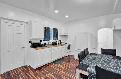 Hamilton District Apartment | Allentown paradise near ppl center -1 paid parking per booking
