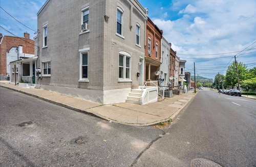 Hamilton District Apartment | Allentown paradise near ppl center -1 paid parking per booking