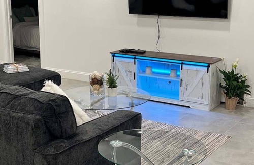 South Valley Stream House | Allure Escapes Contemporary and Luxurious 3Bdrm/2Bath