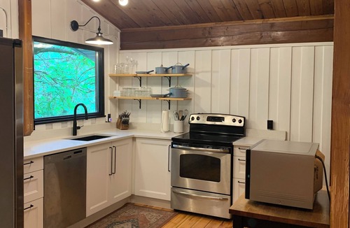 Alton Cottage | Alton Riverside Cottage Retreat - 2 mins from Alton Mill, Millcroft, Osprey Golf