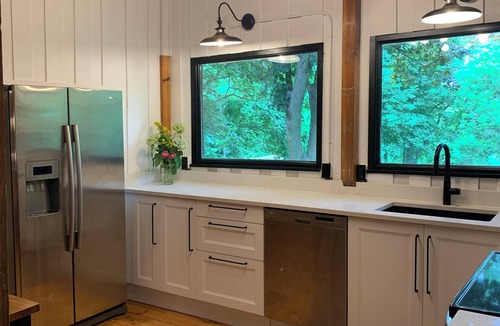 Alton Cottage | Alton Riverside Cottage Retreat - 2 mins from Alton Mill, Millcroft, Osprey Golf