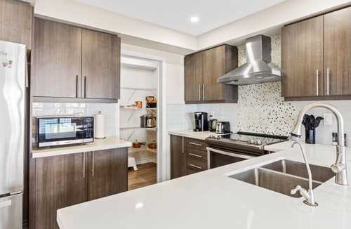 Brampton House | Amazing Family House in Brampton ~ Theatre ~ Gym