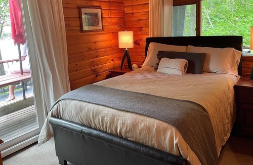 Seguin Ski Chalet | Amazing Muskoka lakeside log home for 2 families (pet friendly!)