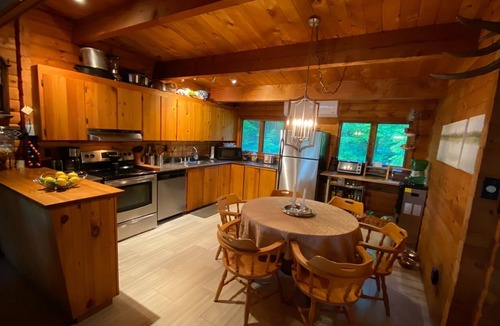 Seguin Ski Chalet | Amazing Muskoka lakeside log home for 2 families (pet friendly!)