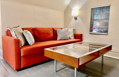 South Hills House | *Amazing* Sleeps 19 w/14 beds @ Downtown Location