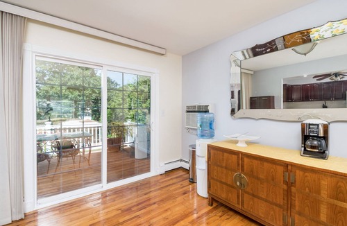 East Massapequa House | AMAZINGLY RELAXING 2nd floor - full 2 BR/Bath/Full kitchen/Diswasher