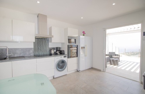 Albitreccia Apartment | Apartment 'Bel Neuf, Climatisé' with Sea View, Shared Pool and Wi-Fi