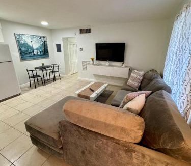 North Central Hollywood Apartment | Apartment in Hollywood close to beach & shops 101