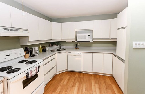 Clarkson-Lorne Park House | Apartment in South Mississauga near Highway