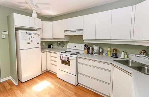 Clarkson-Lorne Park House | Apartment in South Mississauga near Highway