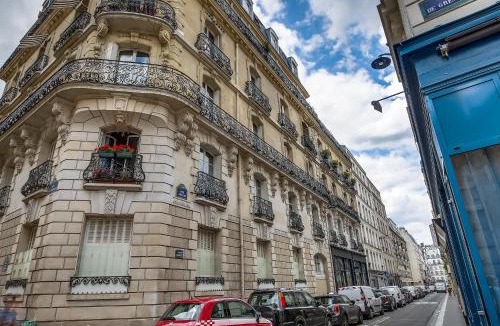 7th Arrondissement Apartment | Apartment Tour Eiffel by Weekome